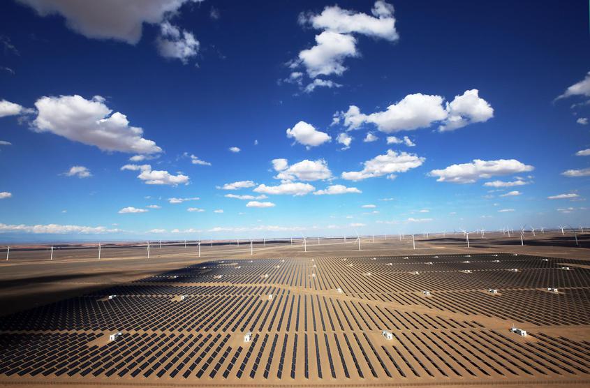 位于哈密市伊州区城区70余公里处的新疆能源集团哈密烟墩风光互补电场。张利民 摄