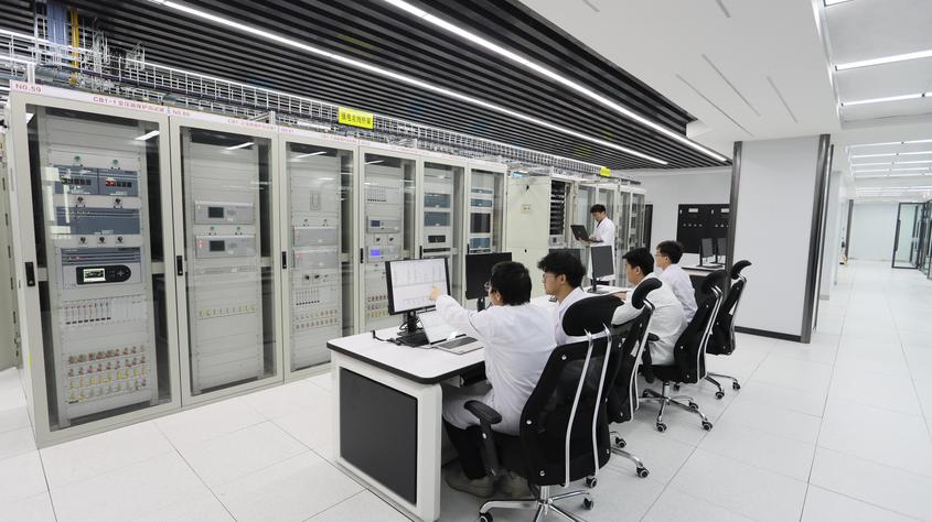 技术人员在新疆电力系统全过程仿真重点实验室开展电网故障反事故演习。唐毅轩 摄