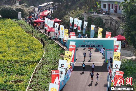 2024万峰林警察半程马拉松赛开跑。张德厚 摄