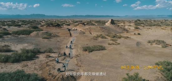 《和美新疆·文物印记》系列短视频截图，上图显示为克亚克库都克烽燧遗址现场。