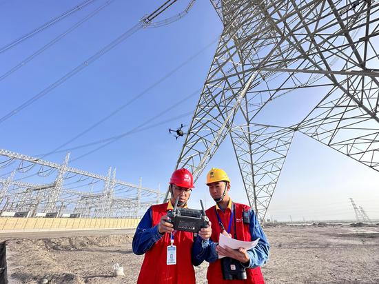 新疆送变电公司员工在750千伏车楚一线001号开展无人机自主巡检。张志文 摄