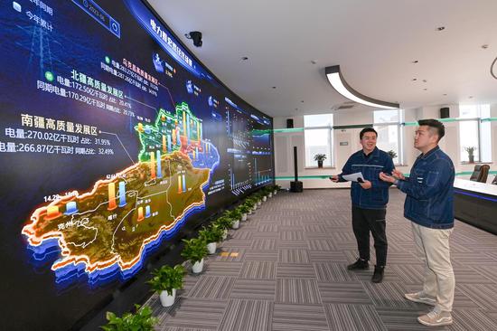 国网新疆电力有限公司能源大数据中心工作人员开展场景调试。王耀武 摄