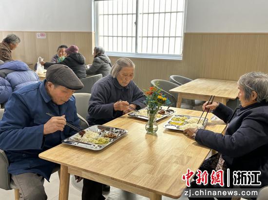 老年人在食堂用餐 双林镇供图