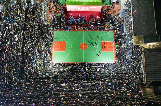 3月25日晚上，贵州台江“村BA”总决赛人山人海（无人机航拍图 ）张奎摄