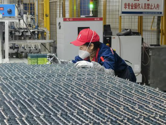 天能集团贵州能源科技有限公司员工在校验电池。姜学维 摄
