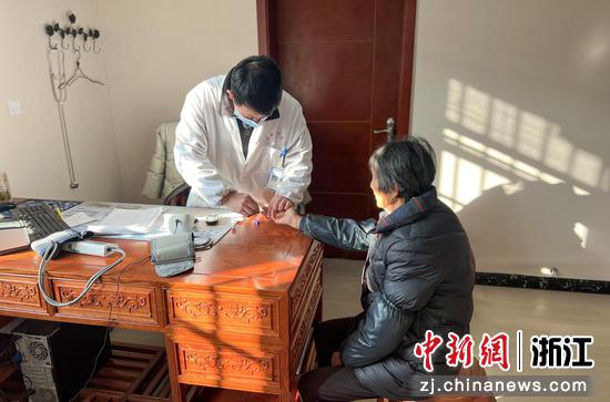 东双林村村民在卫生院看病就诊  双林镇供图