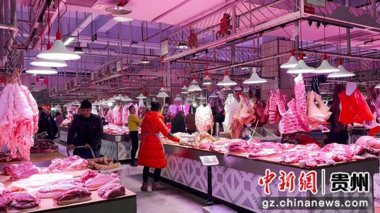 清镇市第一农贸市场猪肉售卖区域一角。朱丽雯 摄