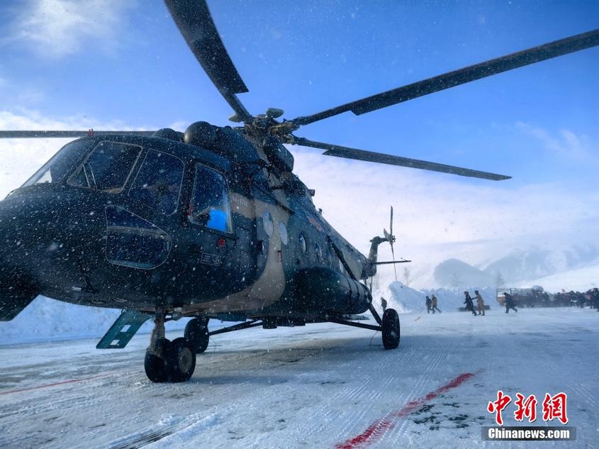 新疆阿勒泰雪崩：新疆军区某陆航旅完成逾14吨物资投送 转运人员百余名