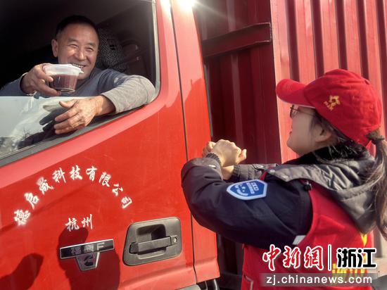 杭州北管理中心工作人员给过往司乘送腊八粥。杭州北管理中心 供图