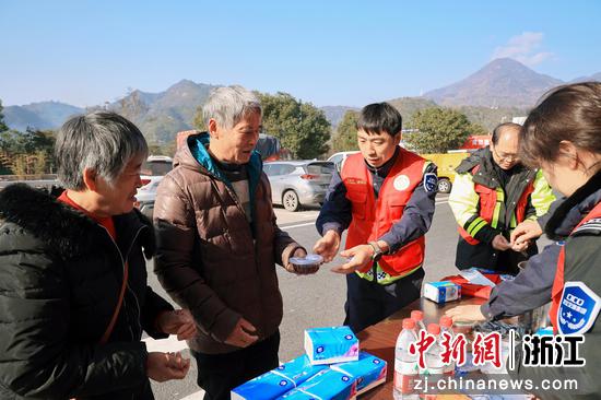 “红动温州”志愿者给司乘送腊八粥。温州管理中心 供图