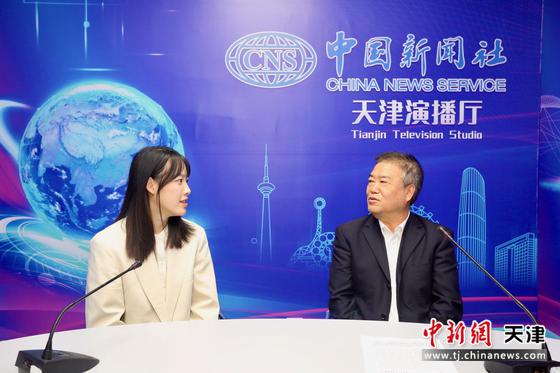 政协天津市第十五届委员会副主席、民革中央常委、天津市委会主委、天津市社会主义学院院长齐成喜接受中国新闻社独家专题采访。刘俊苍 摄