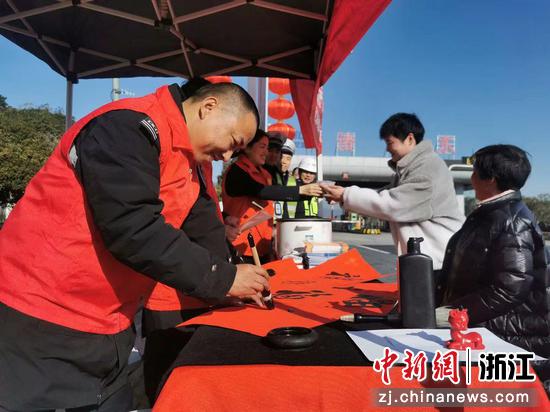腊八节当天，杭州南管理中心书法爱好者写“福”字送过往司乘。杭州南管理中心 供图