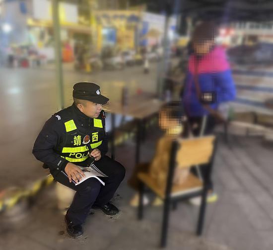 警员耐心询问小女孩其家人相关信息