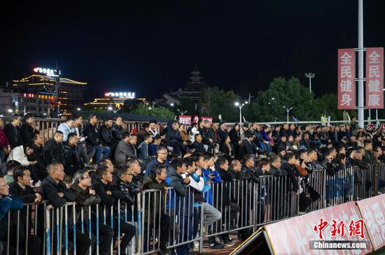 1月18日晚，民众在2024年贵州“村超”预选赛现场观看比赛。