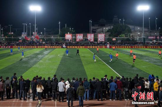 1月18日晚，民众在2024年贵州“村超”预选赛现场观看比赛。唐哲摄