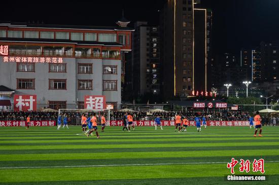 1月18日晚，2024年贵州“村超”预选赛比赛中。唐哲 摄