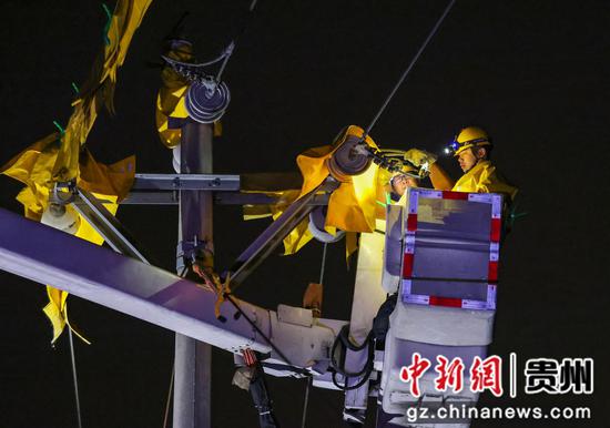 2024年1月20日晚，南方电网贵州铜仁玉屏供电局党员志愿者突击队队员对供电线路进行安全维护。