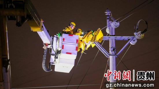 2024年1月20日晚，南方电网贵州铜仁玉屏供电局党员志愿者突击队队员对供电线路进行安全维护。