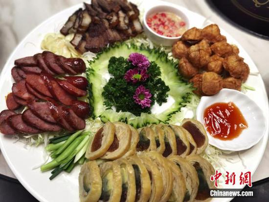 图为贵州雷山黑毛猪制作的台湾香肠以及阿里山咸猪肉等拼盘。周燕玲 摄