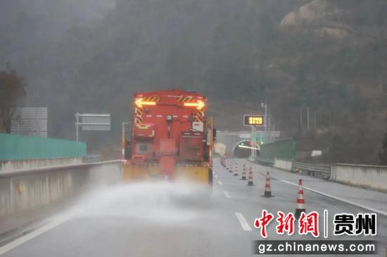 贵州铜仁各地积极应对低温雨雪凝冻天气