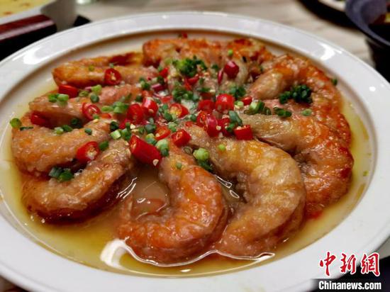 1月21日，台青邱智良新餐馆制作的辣子鲜虾。　周燕玲 摄