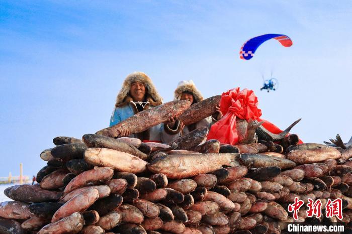 新疆博斯腾湖冬捕活动开幕 游客争睹“冰湖腾鱼”