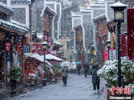 贵州铜仁中南门古城雪景。　伍卫东 摄