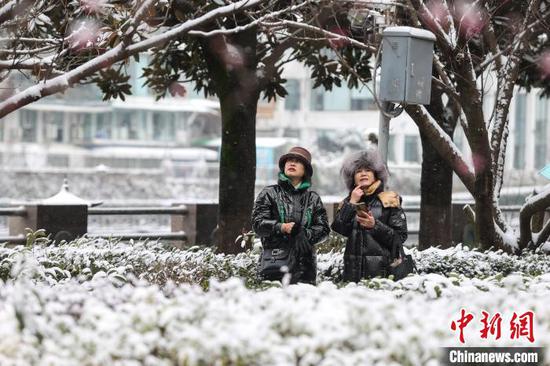 市民在贵阳市甲秀楼景区观赏雪景。中新网记者 瞿宏伦 摄