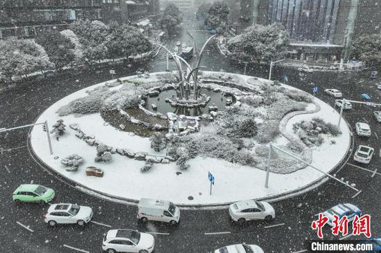 空中俯瞰贵阳市南明区钻石广场转盘，雪景美如画。中新网记者 瞿宏伦 摄