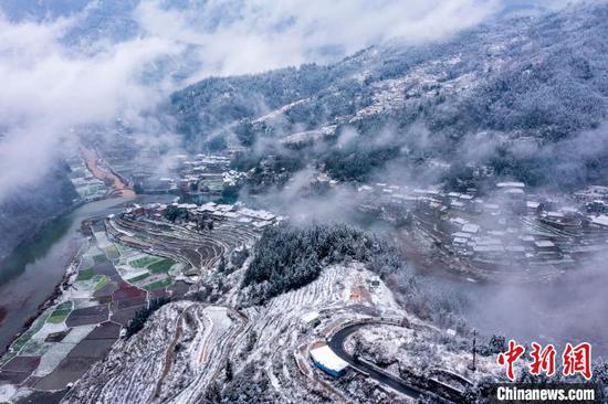 雪后的贵州省从江县刚边壮族乡平正村云雾缭绕。吴德军 摄