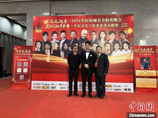 1月20日，任瑞羾(右)与歌手郭煜(中)及节目制作人张海波(左)在节目录制现场合影。　程小路 摄