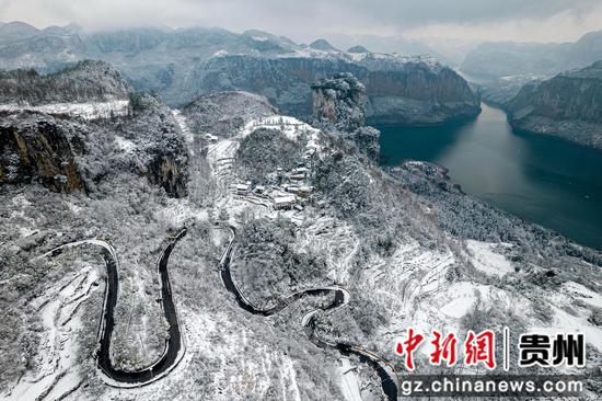 2024年1月22日，贵州省黔西市乌江源百里画廊东风湖景区化屋村雪景美（无人机照片）。