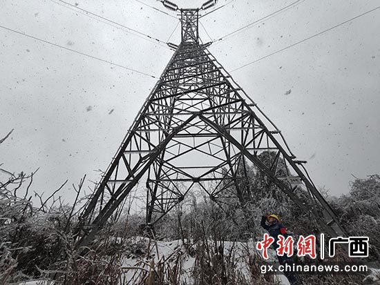 广西桂林供电局工作人员对对高寒山区线路进行覆冰监测工作。唐增航 摄