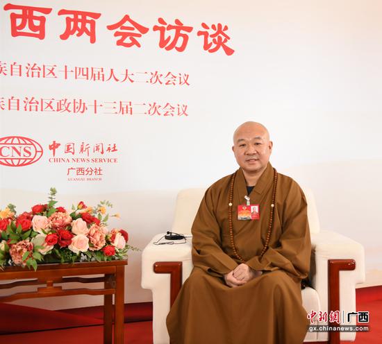 图为释湛空接受采访。林浩 摄