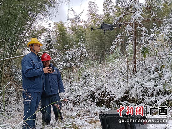 1月22日，桂林供电局输电管理所人员运用无人机对220千伏桂南2线开展覆冰巡视。曾毅 摄