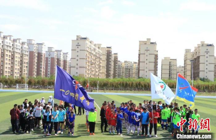 2023年5月13日，新疆兵团第十二师第十一届校园足球校际联赛总决赛在头屯河农场学校举行。(资料图)丁莉 摄