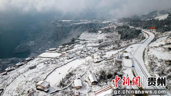 2024年1月22日，贵州省黔西市乌江源百里画廊东风湖景区露营基地雪景美（无人机照片）。