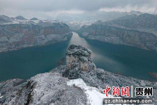 2024年1月22日，贵州省黔西市乌江源百里画廊东风湖景区化屋村雪景美（无人机照片）。