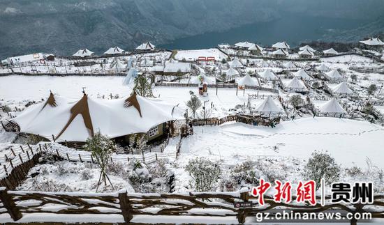 2024年1月22日，贵州省黔西市乌江源百里画廊东风湖景区露营基地雪景美（无人机照片）。