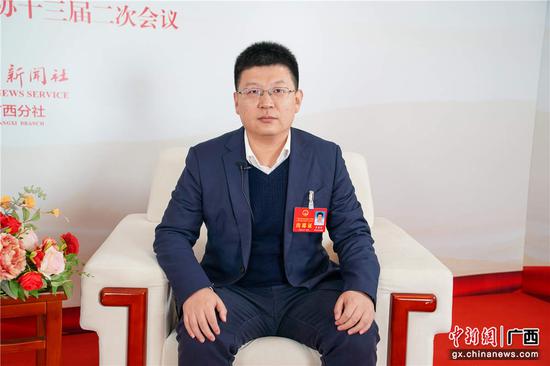 图为广西人大代表、凭祥市市长贾耀锋接受中新网专访。陈冠言  摄