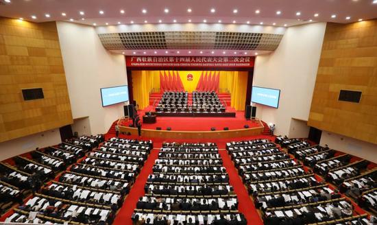 1月23日下午，广西壮族自治区十四届人大二次会议举行第二次全体会议。图为会议现场。李廷展  摄