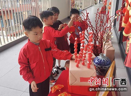 孩子们用超轻粘土制作冰糖葫芦串，装扮教室。