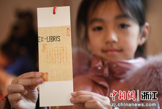 小朋友展示其创作的篆刻印章作品。中新社记者 王刚 摄