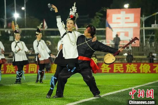 1月23日晚，贵州榕江侗族群众在比赛间隙进行侗族歌舞表演。韦贵金 摄