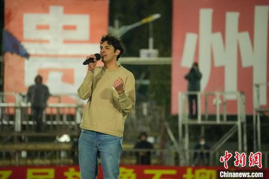 1月23日晚，清华大学外籍学子在比赛间隙歌唱。韦贵金 摄