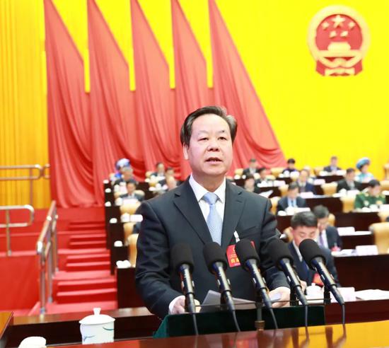 自治区人大常委会副主任刘有明作关于《广西壮族自治区生态文明建设促进条例（草案）》的说明。