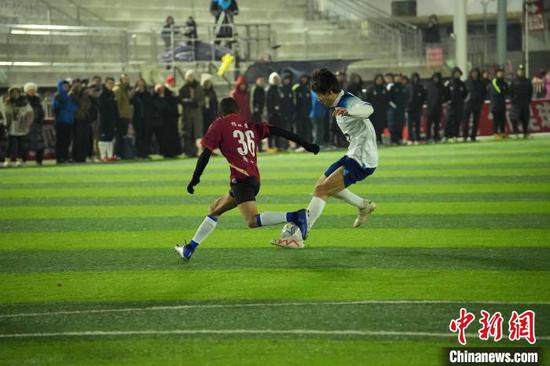 1月23日晚，贵州榕江车寨腊汉队与清华大学实践队的友谊赛在贵州“村超”足球场进行。韦贵金 摄