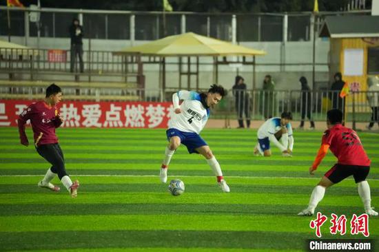 1月23日晚，贵州榕江车寨腊汉队与清华大学实践队的友谊赛在贵州“村超”足球场进行。韦贵金 摄