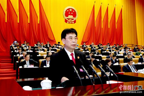 图为黄海龙作报告。林艺 摄
