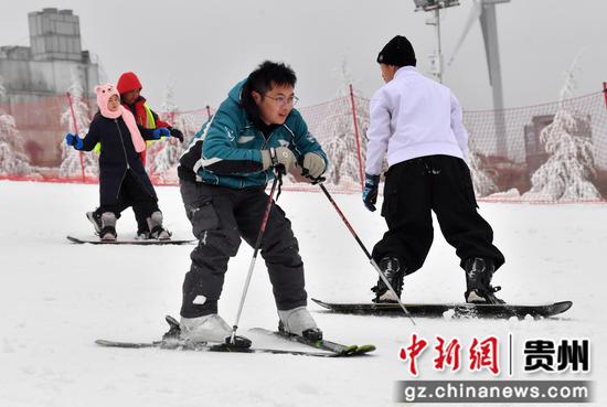 贵阳滑雪场吸引游客。